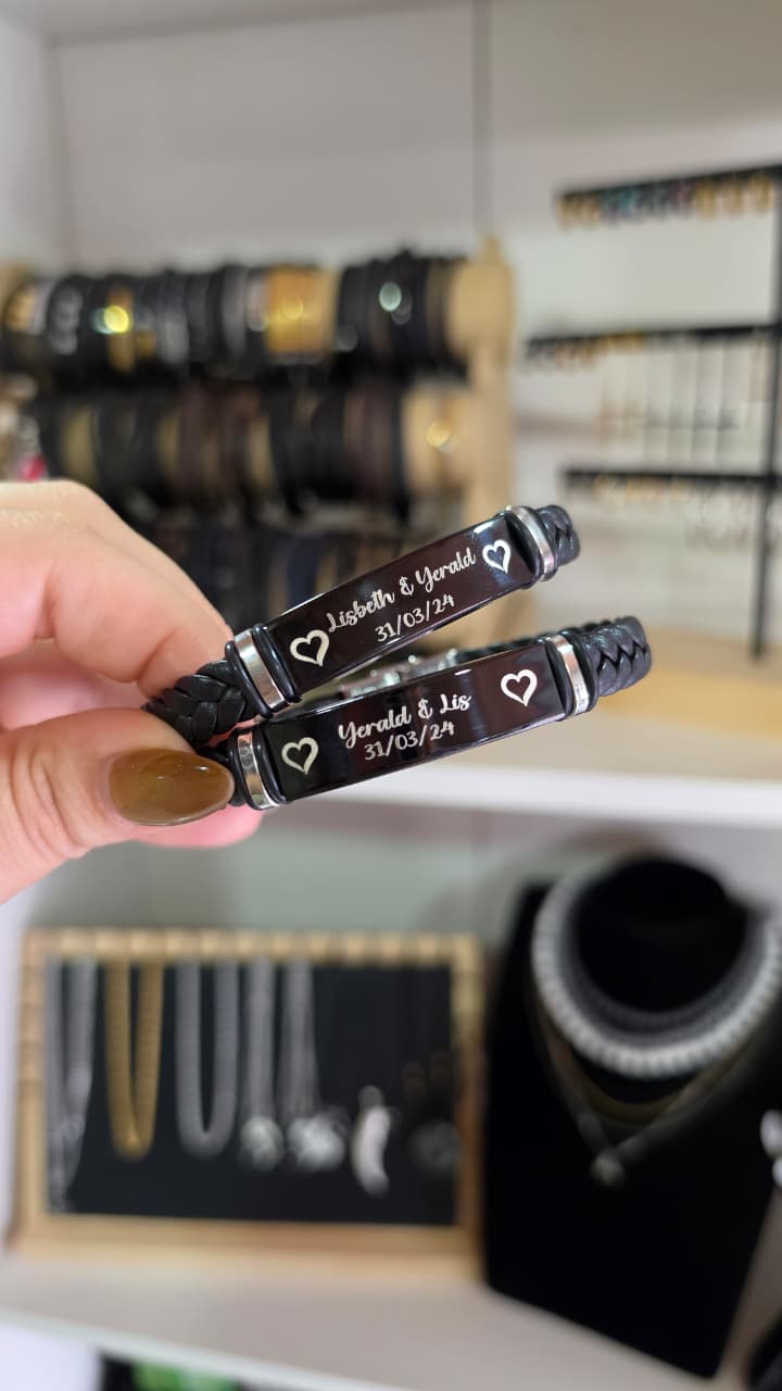 Pulseras negras personalizadas con nombres grabados